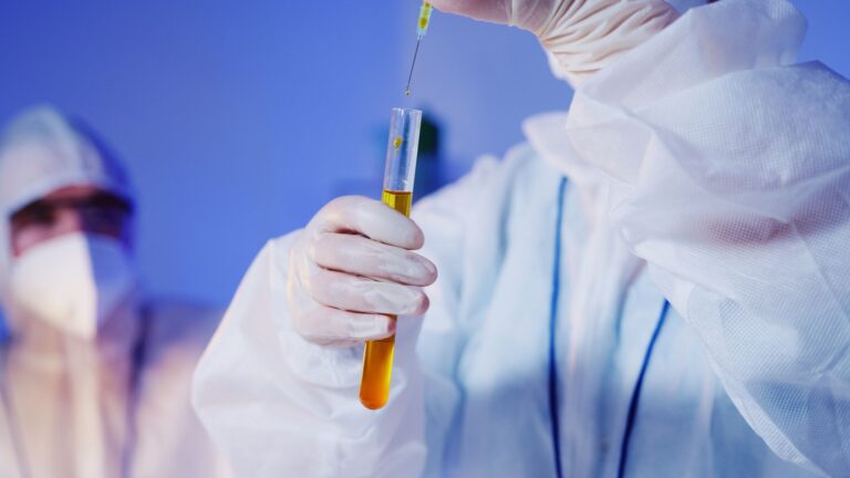 DNA-Test im Labor: Probenröhrchen und Analyse