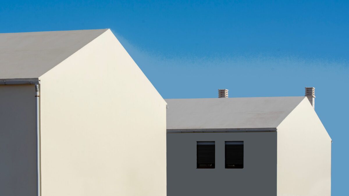 Fassade eines modernen Wohnhauses bei Tageslicht