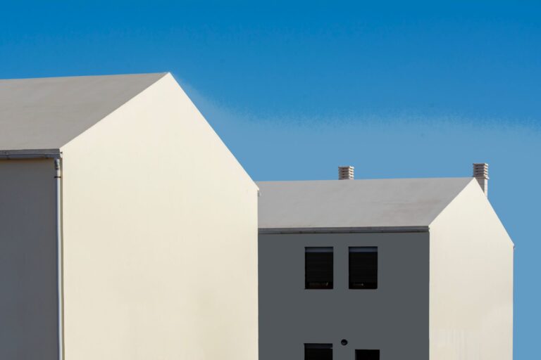 Fassade eines modernen Wohnhauses bei Tageslicht