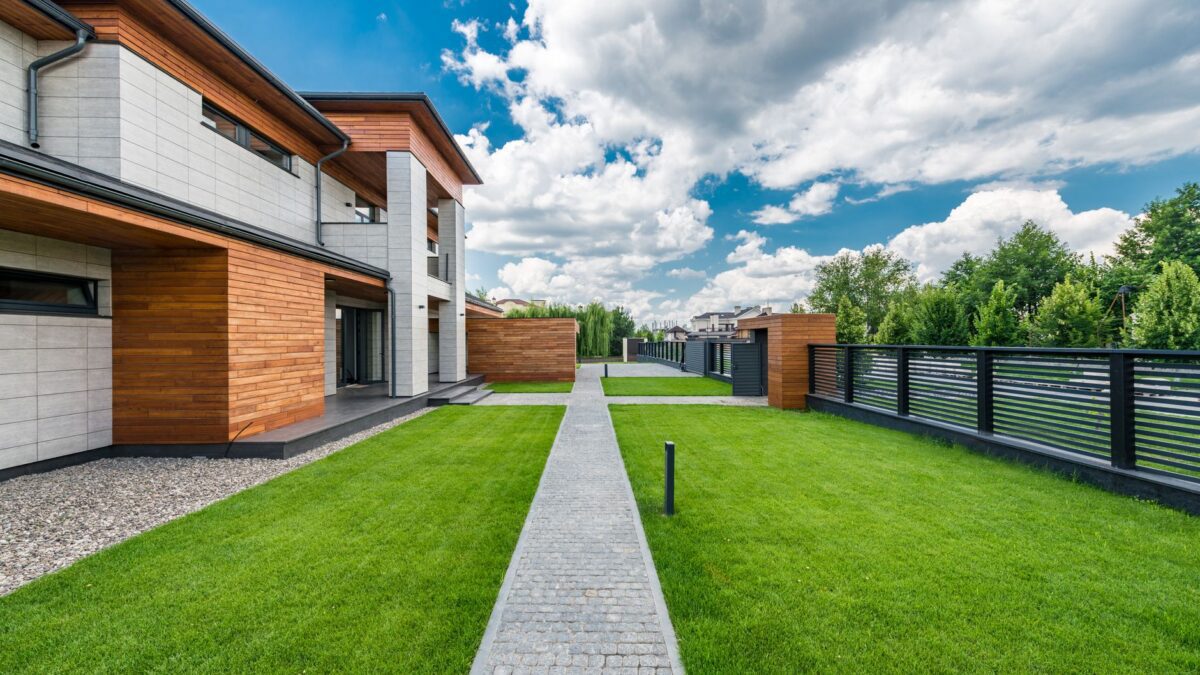 Fassade eines modernen Wohnhauses bei Tageslicht