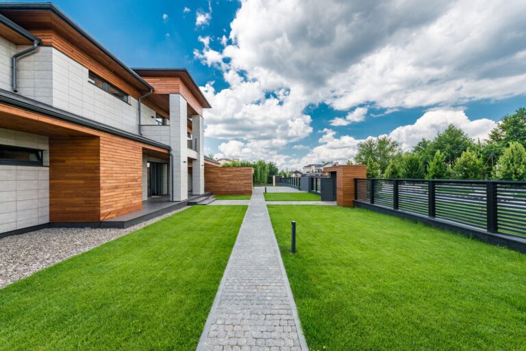 Fassade eines modernen Wohnhauses bei Tageslicht