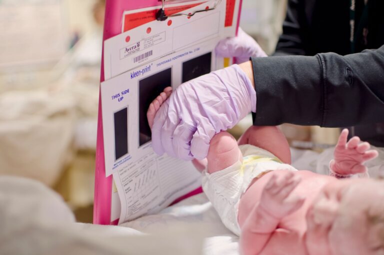 Genetische Stoffwechselerkrankungen – PKU und Neugeborenenscreening