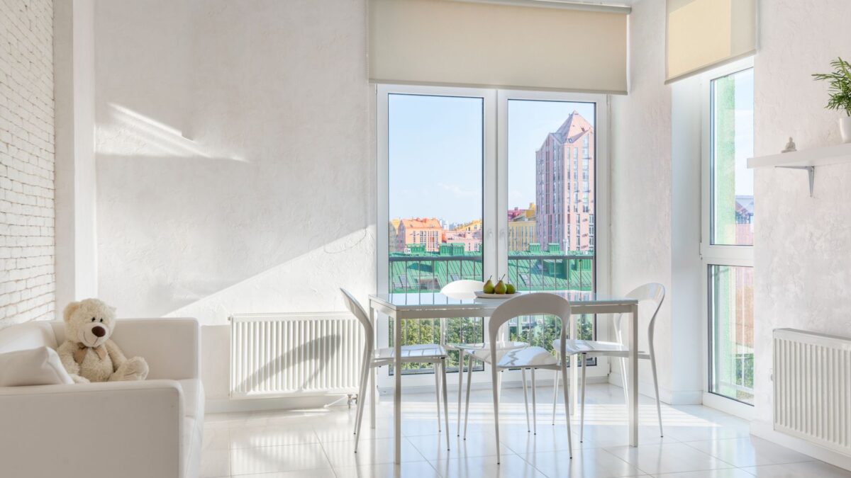 Heizkörper mit Thermostatventil unter einem Fenster in einer Wohnung