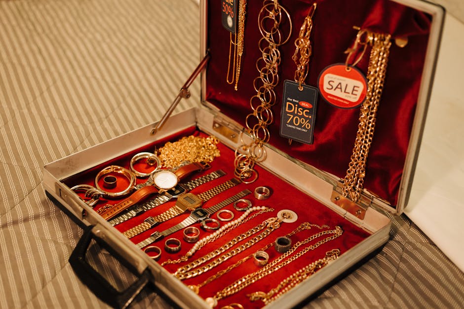 juwelier rieger - Close-up of a jewelry case with discounts on gold accessories and watches.