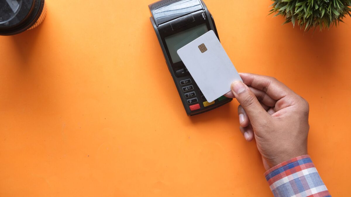 Kontaktlose Kartenzahlung an einem Bezahlterminal im Ladengeschäft