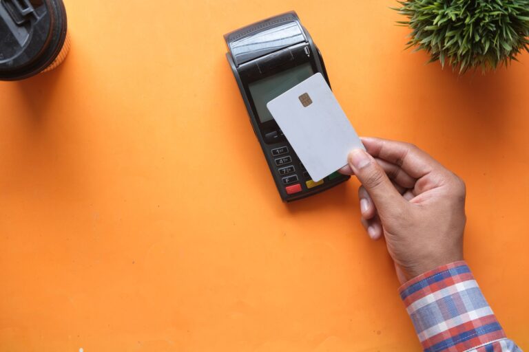 Kontaktlose Kartenzahlung an einem Bezahlterminal im Ladengeschäft