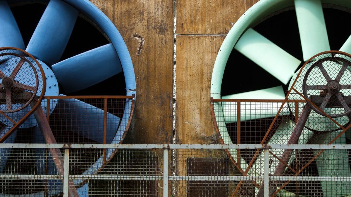 Ventilator an der Wand eines Werkraums sorgt für Luftaustausch