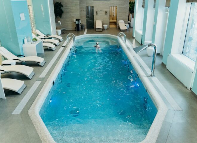 mediterana - Bright indoor spa pool with lounge chairs and calm atmosphere, ideal for relaxation.