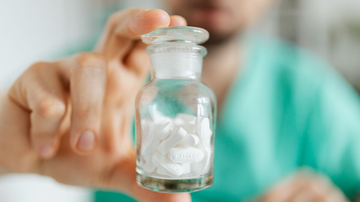 Medikamente und Labor als Symbol der Pharmakogenetik