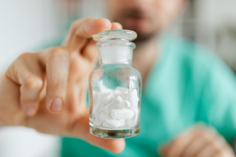 Medikamente und Labor als Symbol der Pharmakogenetik