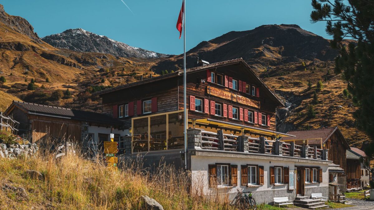 Wohnhaus am Waldrand in einer Schweizer Landschaft im Herbst