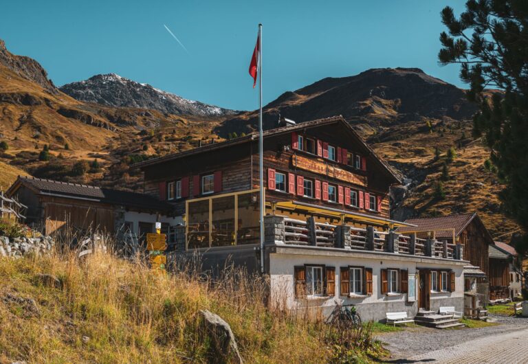 Wohnhaus am Waldrand in einer Schweizer Landschaft im Herbst