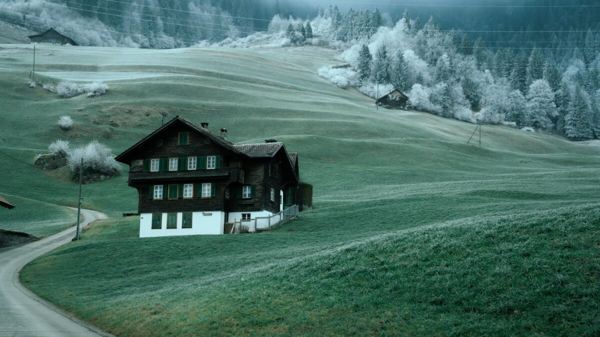 Wohnhaus am Waldrand in einer Schweizer Landschaft im Herbst