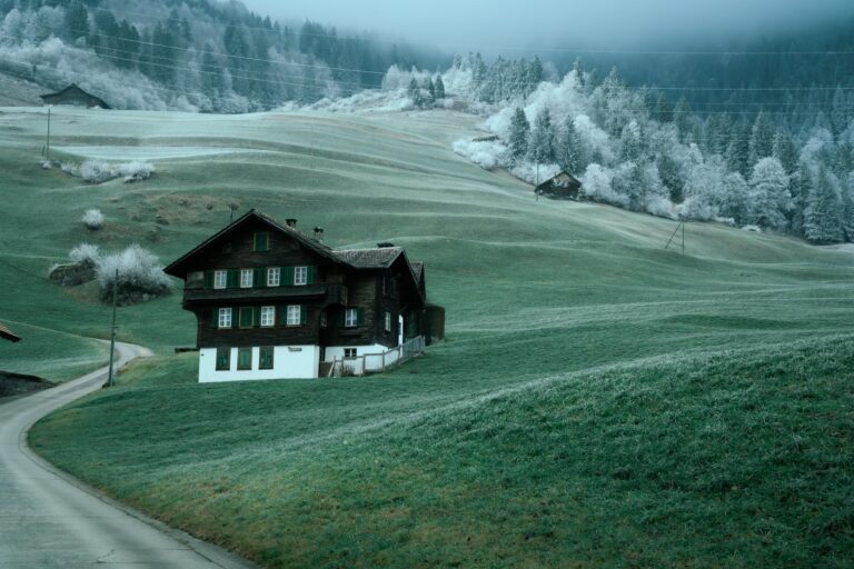 Wohnhaus am Waldrand in einer Schweizer Landschaft im Herbst